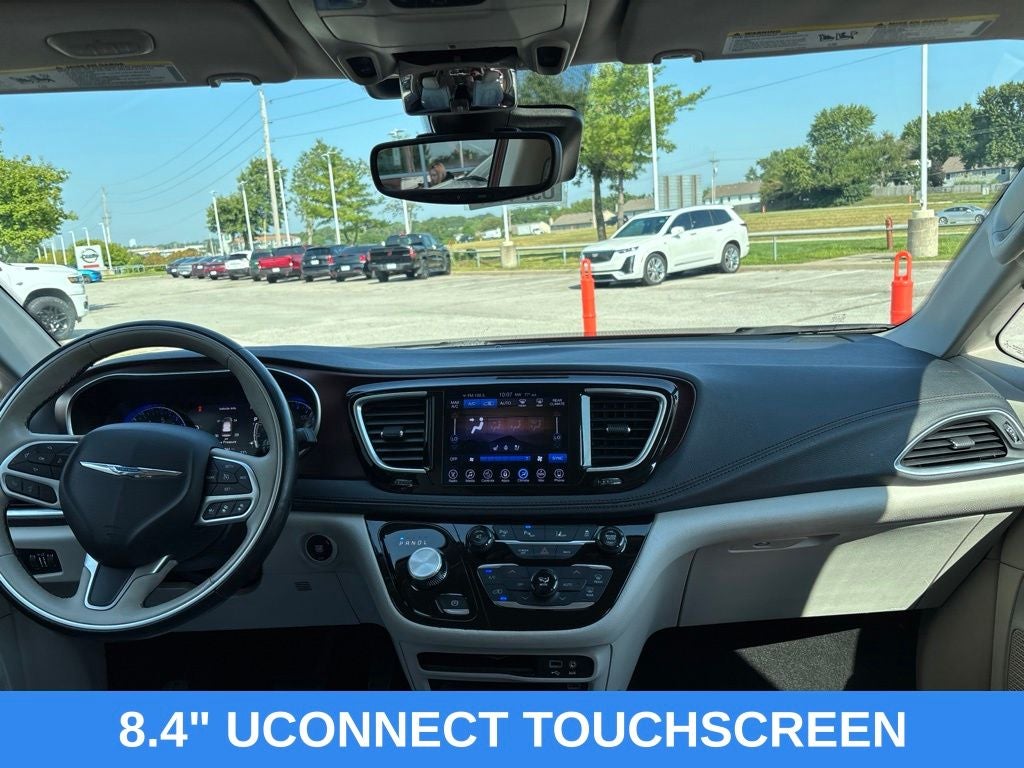 Used 2017 Chrysler Pacifica Limited with VIN 2C4RC1GGXHR643383 for sale in Kansas City