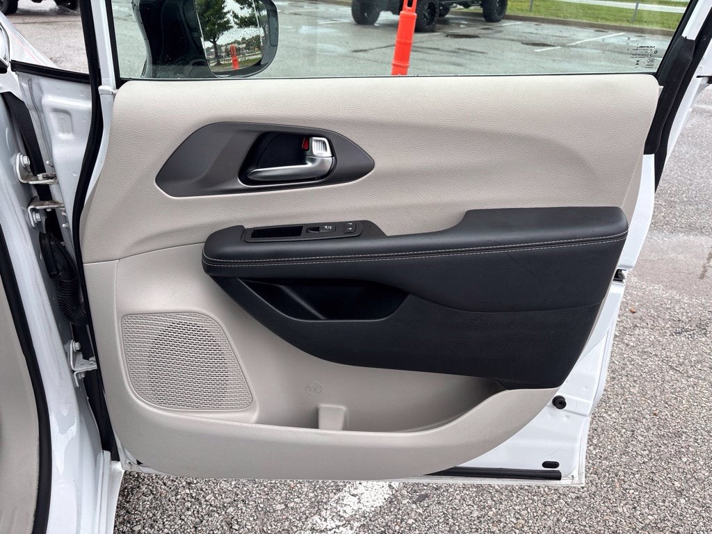 2024 Chrysler Pacifica Hybrid Select