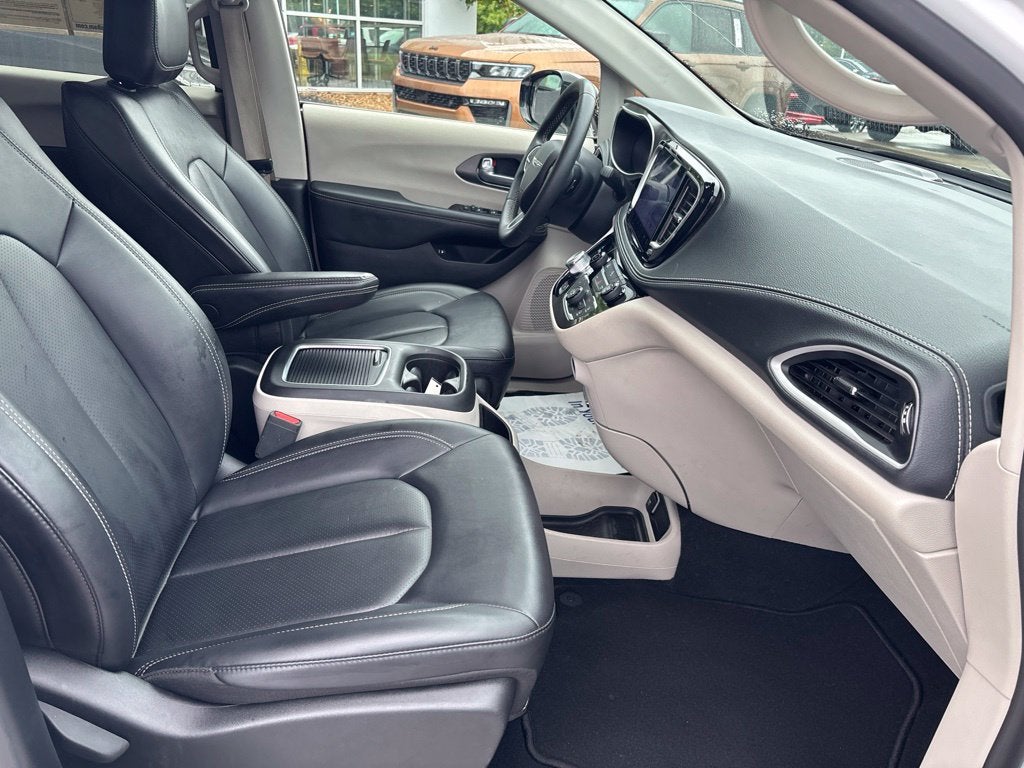 2024 Chrysler Pacifica Hybrid Select