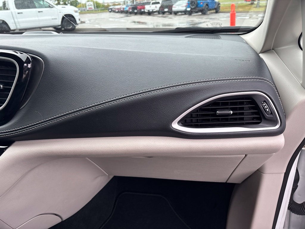2024 Chrysler Pacifica Hybrid Select