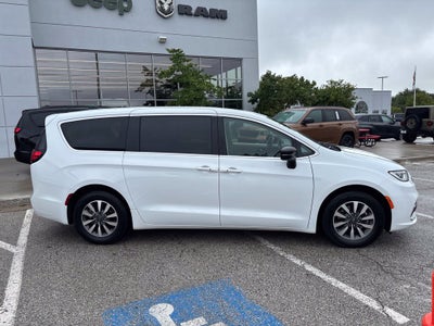 2024 Chrysler Pacifica Hybrid Select