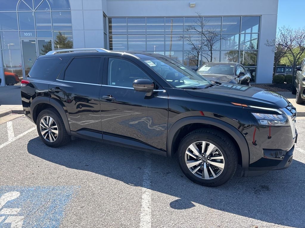 2025 Nissan Pathfinder SL