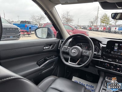 2025 Nissan Pathfinder SL