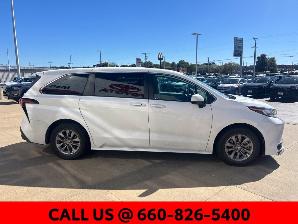 2022 Toyota Sienna LE 8 Passenger