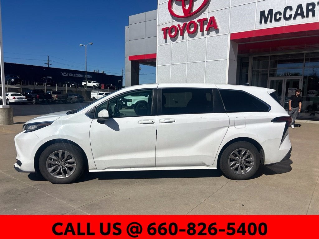 2022 Toyota Sienna LE 8 Passenger