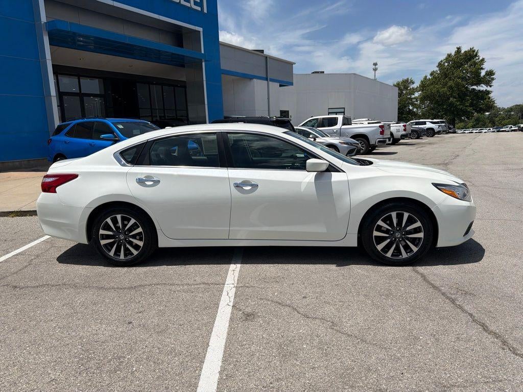 Used 2017 Nissan Altima SV with VIN 1N4AL3AP0HC188284 for sale in Olathe, KS