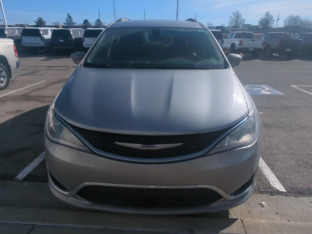 Used 2020 Chrysler Pacifica Touring L with VIN 2C4RC1BG5LR276070 for sale in Kansas City