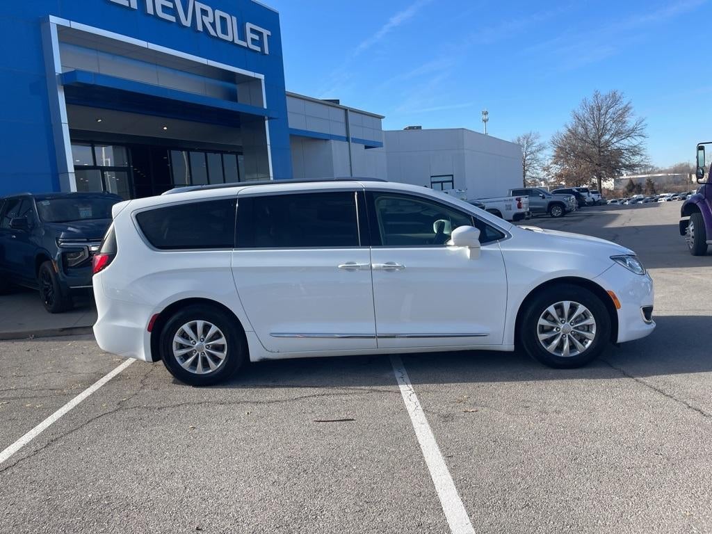 Used 2018 Chrysler Pacifica Touring L with VIN 2C4RC1BG8JR188594 for sale in Kansas City