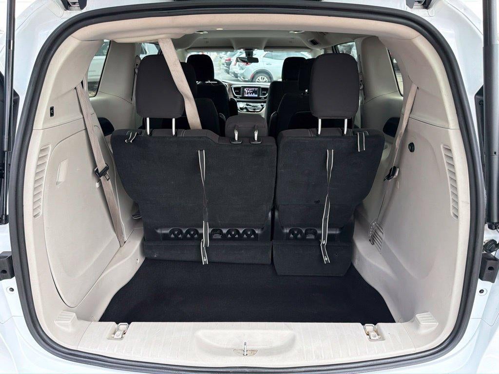 2022 Chrysler Voyager LX