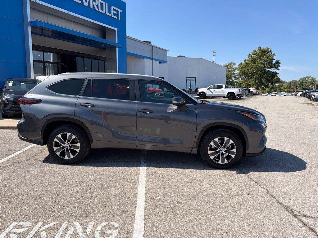 Used 2025 Toyota Highlander XLE with VIN 5TDKDRAHXSS554944 for sale in Kansas City