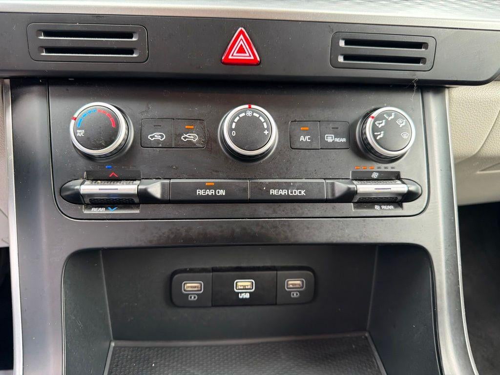 2024 Kia Carnival LX Seat Package