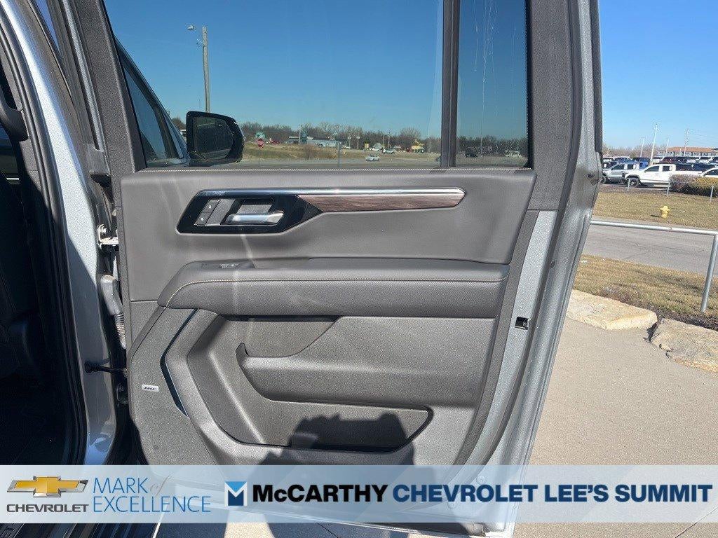 2025 Chevrolet Suburban 4WD Premier